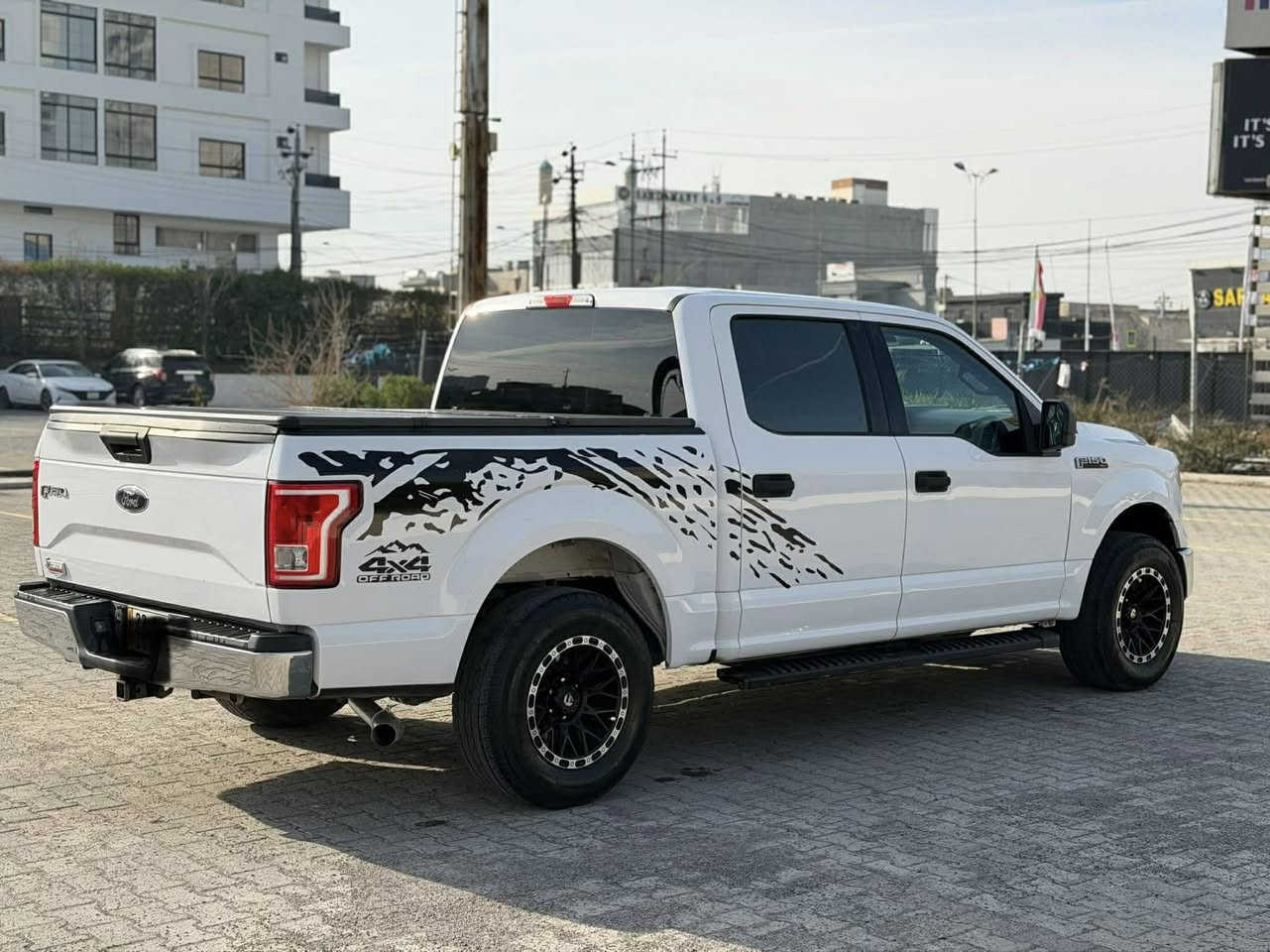 للبيع موديل  17 عليهه 15 ورقه غرامه
ينقطع من سعر سياره 
محرك 6 بدون توربو
بيهه قطعه وحده بدون صبغ و دواخل
ماشيه 85mil
گير محرك بلادي بدون تبديل وضع شركه و بشرط
سعره  205$ بيهه مجال
واتساب: ***********
