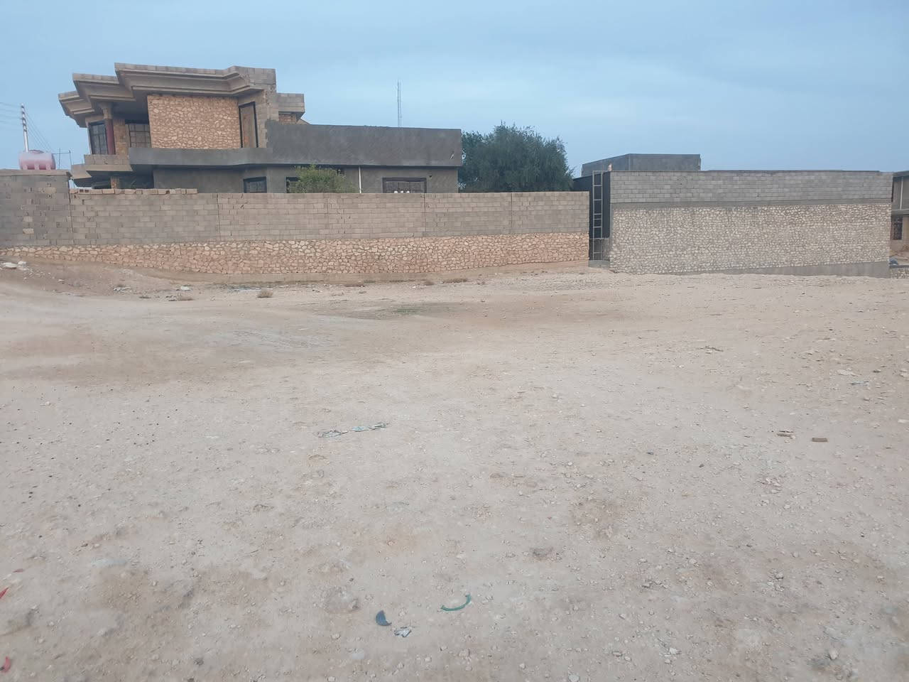 بسم الله
للبيع قطعة ارض طابو صرف في منطقة الوسطى (ركن)
قرب المدرسة الصينية تبعد عن الشارع(100)متر 
المساحة(650)متر 
السعر (35)مليون وبيها مجال 
مكتب عقارات الصفا الانبار قضاء حديثة 
الحي العسكري قرب منفذ النواعير او محمد بلنص 
الاستفسار ⤵️
(***********)
(***********)
