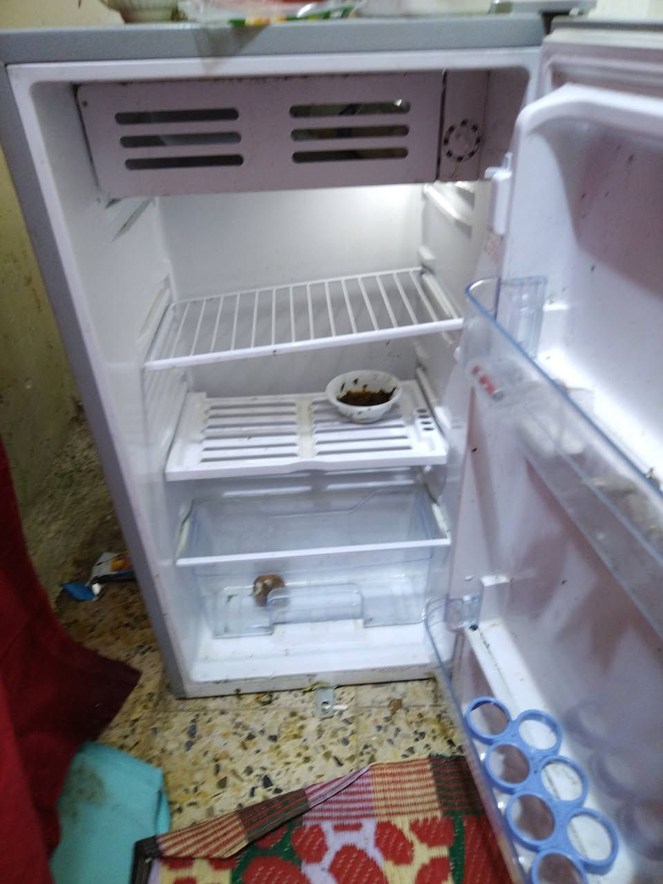 ثلاجة ٩٠لتر مصار شهر من شتريتها للبيع ***********واتساب
