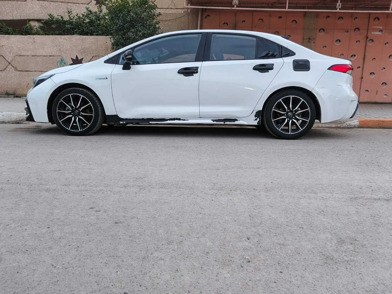 للبيع تويوتا كورلا 2023 هايبرد 
شكل الامريكي الرياضي فول مواصفات
سيارة مصروف عليها 
مغلفة PPF  بالكامل ب 1300$
ماعدا مكان الضربة 
السيارة مكفولة ماعدا 
بيها الباب الخلف السايق مبدل
ومصبوغ والجاملغ الخلفي الايسر
مرشوش من قبغ البانزين وجوة
صدر كير مكينة على وضع الشركة
استخدام شخصي ماشية 109 الف
سيارة جديدة ممتعوبة 
مرقم بغداد باسمي 
مكانها بغداد
للاستفسار 
***********
