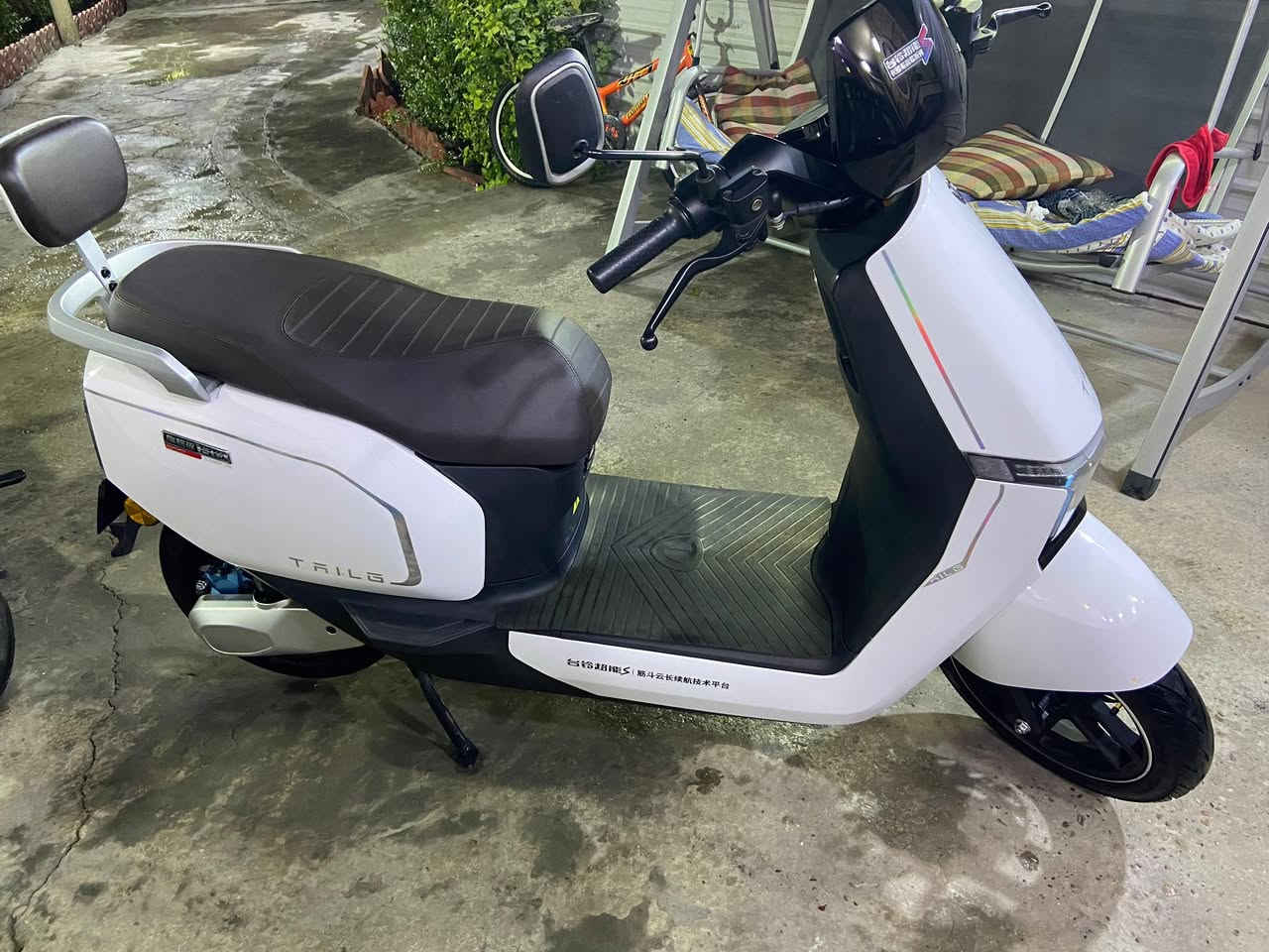 السلام عليكم 🌟
السلام عليكم 🌟  
دراجة كهربائية للبيع 🚴‍♂️

🔹 النوع: تالج  
🔹 البطارية: ليثيوم فوسفات الحديد (LiFePO4) – من أفضل الأنواع  
🔹 عمر البطارية: يوصل لأكثر من 3 سنوات  
🔹 عدد دورات الشحن: فقط 40 دورة (يعني شبه جديدة)  
🔹 المميزات: تدعم الربط بالموبايل 📱  
🔹 الحالة: نظيفة جداً واستعمال قليل  

💰 السعر: 900,000 دينار عراقي  

📍 الموقع: بغداد – المنصور  
📞 رقم الهاتف: ***********
