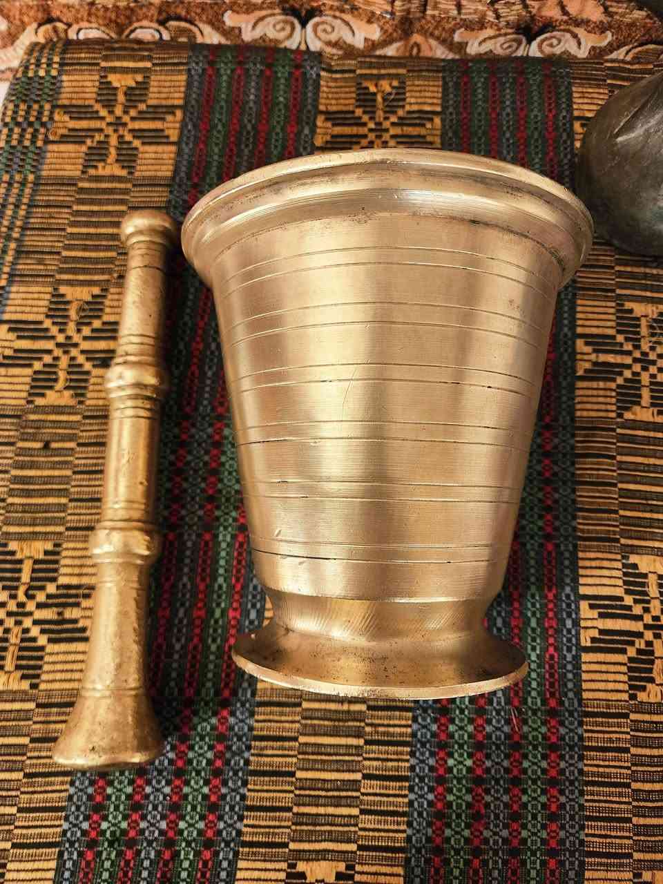 هاون بغدادي ارتفاع 18.5 مع دله بغداديه مختومه سيد صالح ارتفاع 25 نضافه عاليه والله العالي للاستفسار خاص ويوجد توصيل ***********
