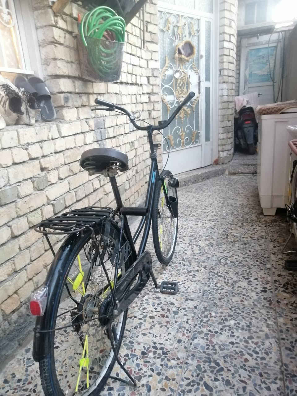 سلام عليكم بايسكل بناتي للبيع لون اسود حجم ٢٦ موديل ١٦ بايسكل نضيف كامل مكمل جاملغه موجود بريكاته سعره ٩٠ وبي مجال للطيبين💓 مكان بغداد الشعب متواجد خاص لاستفسار رقم ***********
