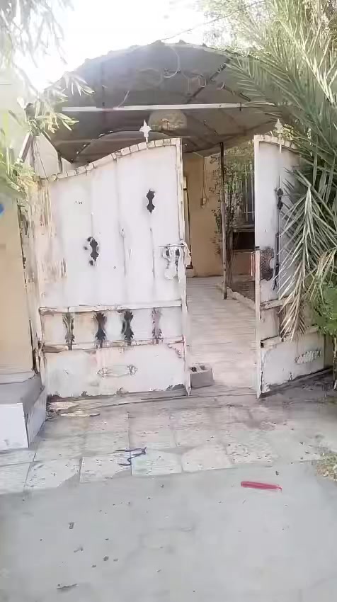 بيت للبيع
المكان قرب سجن الصلاحي منطقه الخميسيات 
المساحه 200 متر 
خدمات ماء كهرباء مدارس 
غرفه و صاله واستقبال ومطبخ وكراج 
لاستفسار واتساب الرقم 
***********
