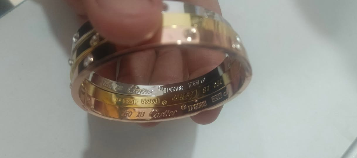 السلام عليكم هاذا السوار الكارتير طلعلي ب ال DHL يعني با الامزون البرزيلي مختوم 750 وكلمه كارتير اعتقد برزيلي او هيجي شي اجاني كل 3 الاوان سوه بيه بعد فضي و وردي وكلهن يشابهن ومكتوب با الجيس مالتهن سلستيل با الانكليزي ابيع ارخص من العادي


**إذا كنت صاحب هذا الإعلان وتريد حذفه لأي سبب، رجاءا أرسل رسالة إلى الدعم الفني**