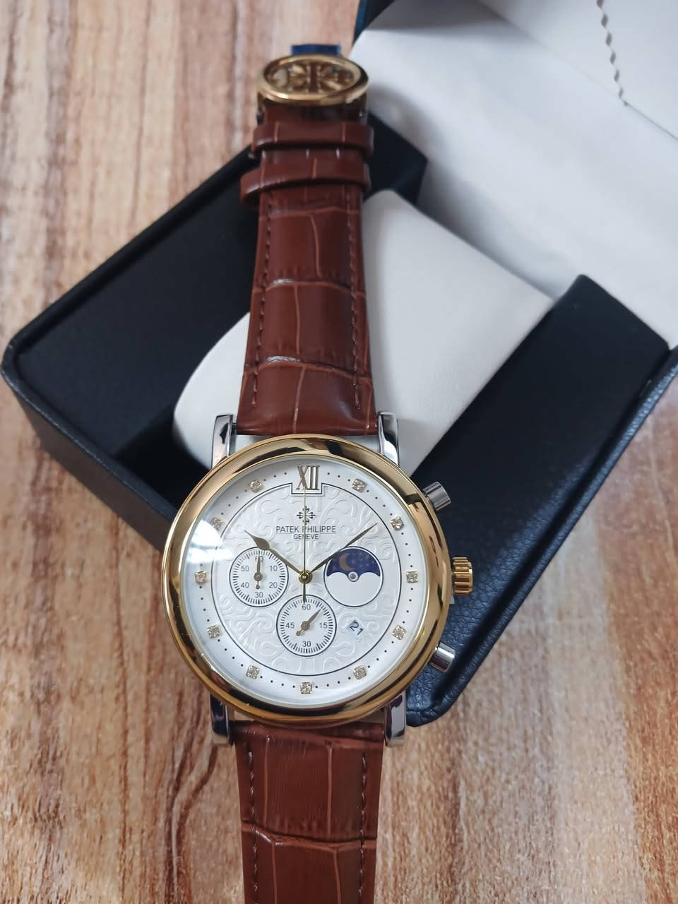 ساعه باله باتيك فيليب  طلعتلي بهذا الشكل متوفره قطعه وحده فقط
قطرها 50
السعر 37 الف مع التوصيل بالعافيه الي ياخذها 
الماركة: باتيك فيليب (Patek Philippe Geneve).
التصميم: تتميز بميناء (وجه ساعة) أبيض مزخرف بنقوش بارزة، مع علامات ساعات مرصعة بقطع تشبه الألماس.
الوظائف:
كرونوغراف (Chronograph): تحتوي على موانئ فرعية لقياس الوقت (ستوب وتش).
مراحل القمر (Moon Phase): نافذة تظهر شكل القمر.
التاريخ: نافذة صغيرة لعرض التاريخ 
السوار: حزام من الجلد الطبيعي باللون البني ونقشة جلد التمساح.
الإطار: إطار معدني بلون ذهبي مع أزرار جانبية للتحكم في وظائف الكرونوغراف.  
تابعني دئمن انشر ساعات قديمه وجديده


**إذا كنت صاحب هذا الإعلان وتريد حذفه لأي سبب، رجاءا أرسل رسالة إلى الدعم الفني**