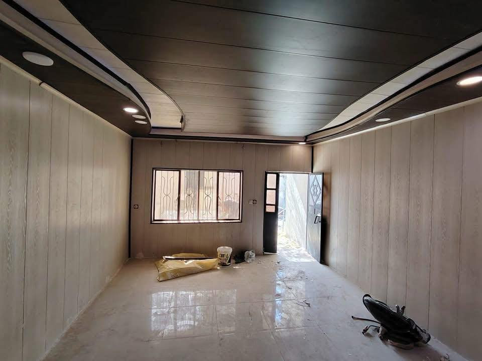 السلام عليكم
يتوفر دار سكني طابو زراعي سند 25 للبيع مساحته 200م  يحتوي على غرفتين نوم وصالة واستقبال ومطبخ ومجموعة صحية داخلية وخارجية موقعه في المسيب / حي المصطفى - شارع المطحنه بالفرع الي مقابل مولدة مصطفى عواد  السعر المطلوب للبيع 90 مليون للاستفسار الاتصال بالرقم *********** او مراسلة الصفحة
