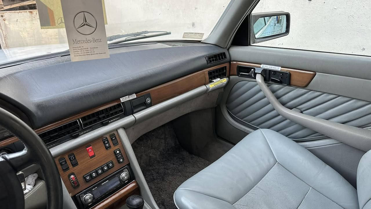 السلام عليكم مارسيدس جامبو ابيض ثلج حجم 300sE
رقم دولي بسمي تحويل مباشر 
ماشيه 70 ميل حقيقي وين معجبك افحص 
مديل 90
محرك كير 300 اخو الجديد 
حجر البيئه الي بل صالنصه موجود اصلي شركه الماني
السياره فول مواصفات دخل كراسي كهرباء جلد رصاصي خزن ميموري كهرباء 
استيران كهرباء ايربك 
اسلايت طكتين تايمر كهربائي 
نظام صوات سماعات 6 ابلادي اصلي مارسيدس 
تبريد ابيانو 
سياره بيه صبغ اصفاح فقط رش جماليه سكن قماره صندوق بنيد على وضع شركه 
جامه الأماميه بلاديه شرط مال شركه مابدله  سياره جديده بل خير على الجميع يارب العالمين العنوان بغداد التواصل باقي التفاصيل يم الحجي ابوحسين ***********
