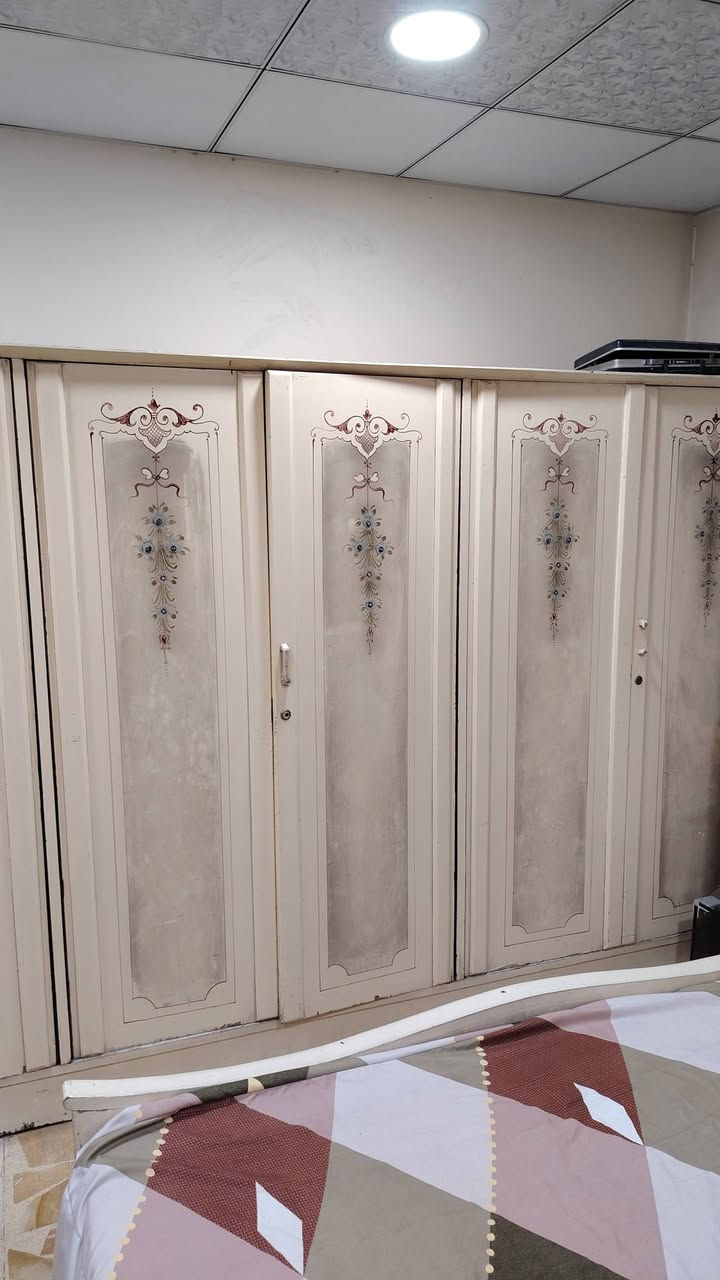 غرفه نوم خشب عراقي للبيع قنصور6 ابواب
 السعر 235 بيها مجال بسيط للشراي


**إذا كنت صاحب هذا الإعلان وتريد حذفه لأي سبب، رجاءا أرسل رسالة إلى الدعم الفني**