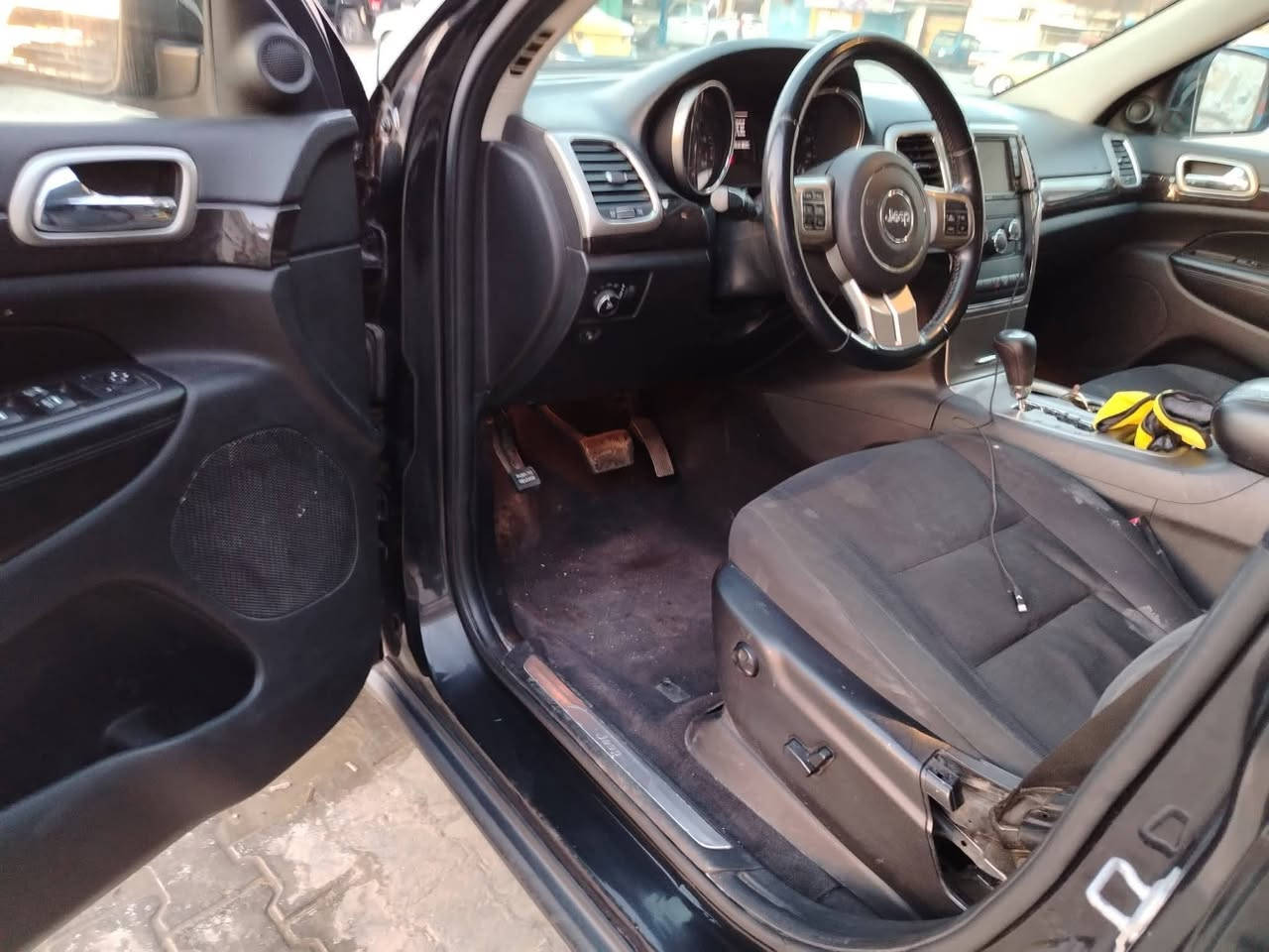 سلام عليكم جيب موديل 13 سياره جديده محرك 3600 جديد كير شرط حداديه جديده باتري جديد تشغيل بصمه سياره كله بصمه تشغيل عن بعد  سياره مابيها نقص وترايها  يخبل  مكاني واسط السعر80وبيها مجال***********
