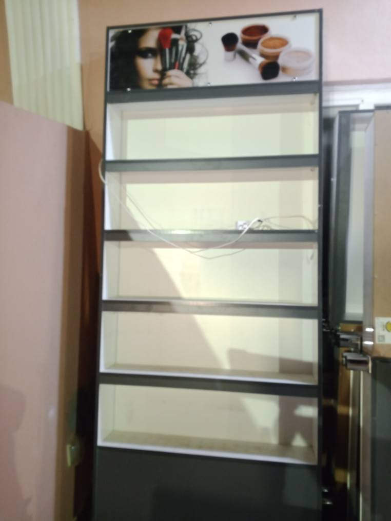 السلام عليكم ... 
من رخصة الادمن المحترم . 
للبيع فاترينات ( رفوف ) جدا نظيفات مجهزات بإضاءة الدات السعر 90 الف القطعه العنوان / البصرة حي المهندسين للتواصل على الرقم ***********
