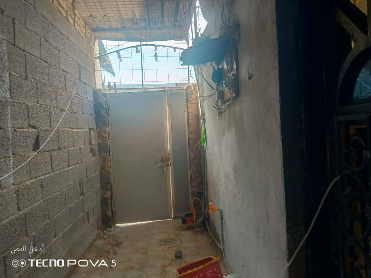 للبيع مساحه 90م مربع يتكون من غرفتين وصاله ومطبخ وصحيات ومكشوفه بناء ابلوك تجعيب  طابوك السكف عكاده شيلمان السطح مطبك فرشي العنوان شارع المطار الجديد قرب اسواق فدك قريب علشارع البيت ومسجل بلبلديه ومرقم سعره 17ونص بي مجال قليل للستفسار اتصل ***********مكتب بركات الصدرين للعقار شارع الحوزه
