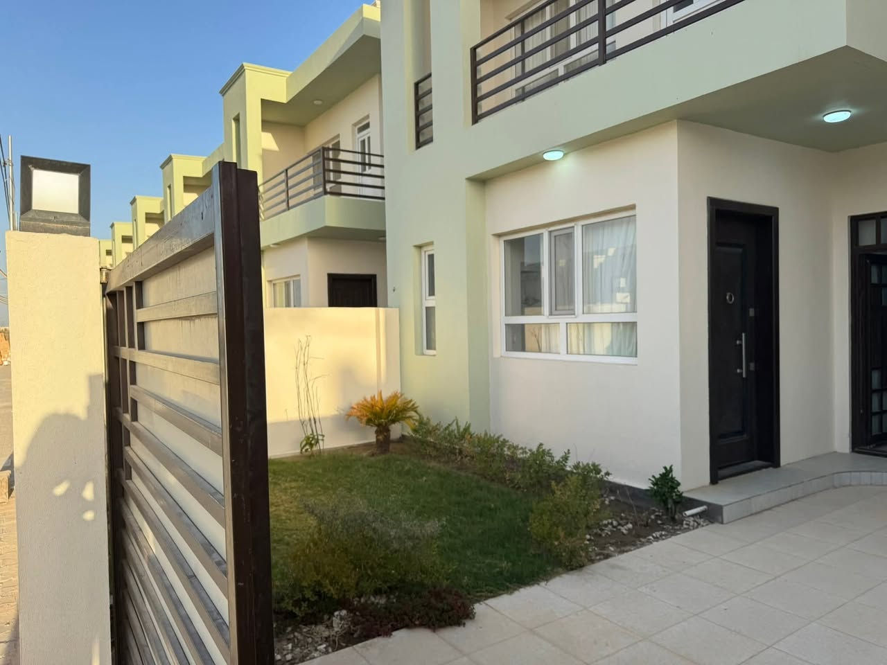 🏘️عرض مناسب جداً دار  في مجمع المرتضى السكني 
 مرحلة اولى جاهز للسكن "مشمول في المصرف العقاري" 
الواصل 59  اقصآد للمصرف 335 الف شهر 
تفاصيل 160متر 
طابقين 3 غرف نوم صحيات عدد 4 استقبال وكراج وحديقة

📞 للاستفسار والتفاصيل:
📱 واتساب / اتصال: ***********
📱 اتصال: ***********

◾ عنوان المكتب:
الأميرات القديمة، مقابل مجمع كرار، مجاور مجموعات شركات السدير للصيرفة، مقابل بوابة الثانيه للمدخل الأميرات 1 
🏢 [مكتب الأمل للوساطة العقارية]
نستقبل كافة عروضكم في المجمعات السكنية، العرصات، النقابات، والأحياء
