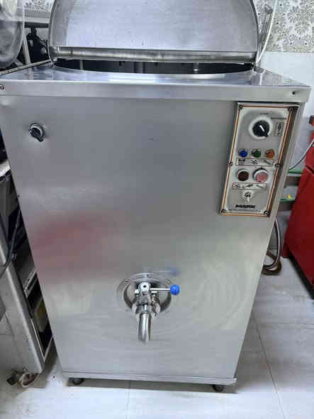 سلام عليكم ورحمه الله 
ماكنه Ds 12 كيلو كربجاني شغاله ونطيفه جدا اشتريته بذاك الموسم 
بسترا 150 لتر مارك  دبل ماطور حار بارد شغاله ونطيفه جدا
العنوان بلديات 
***********
