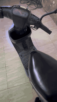 السلام عليكم دراجة 60 بطة اخت جديده
1- بوشه وبستم جدد على أيدي 

2- فاكيوم + بلك + شوته مبدلات

3- تاير خلفي جديد ايضاً

كاربريتر تجاري ( بيها خربطه بسيطه من يصعدون 3 اشخاص او ثنين )

4- تانكي منضف بل هوى وخالي من زنجار

5- قبق بانزين جديد 

(يعني كسر بجمع كلشي جديد )

السعر :250 وبي مجال حگ جية

مكاني : بغداد ( شعلة الصدرين )

رقمي :***********

دراجة كفالة عامه 🤍
