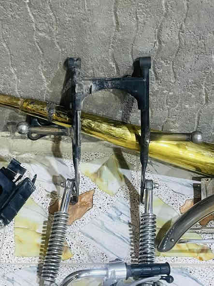 غراض دراجه للبيع  شاصي مو للبيع   كلمن وسعرها مكينه كايمه 
مكان ابصخير ***********
