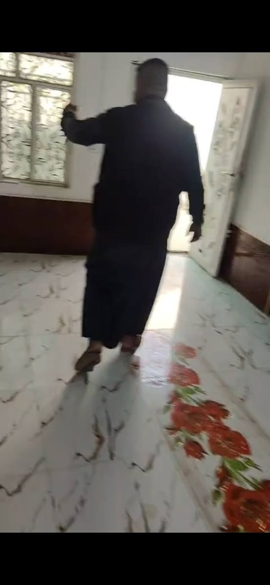 بيت للايجارشارع المستشفى الحسيني يتكون من3غرف ومطبخ وستقبال وصاله وحمامات داخلية وخارجية وكراج سيارة للاستفسار الاتصال ***********
