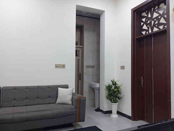 � دار للبيع في كربلاء – منطقة البوبيات (مجمع الزهراء السكني)

✨ المواصفات العامة:
دار بمساحة 100 متر، بناء حديث درجة أولى من حيث المواد والعمل.
يتكون من طابقين ونصف مع درج خارجي معزول للطابقين العلويين من نفس الكراج.
يقع في مجمع خدمي متكامل (ماء – مجاري – كهرباء – تبليط شارع عرض 10 متر)،
ويبعد حوالي 1.5 كم فقط عن الإمام الحسين عليه السلام، مما يجعله مناسباً للسكن أو للزوار.

🏡 تفاصيل الدار:

 • 3 غرف نوم واسعة
 • 3 حمامات
 • 2 مطبخ
 • 2 صالة
 • استقبال (ديوانية)
 • كراج واسع
 • غرفة إضافية في الطابق الثالث

🎁 المميزات الإضافية:
الدار مفروشة بالكامل وتشمل:

 • أثاث ديوان تفصال
 • كاونتر مطبخي حديث (HDF)�🪑 الأثاث هدية مع الدار!

📞 للتواصل والاستفسار عن السعر:
📱 واتساب أو اتصال مباشر على الرقم: ***********
