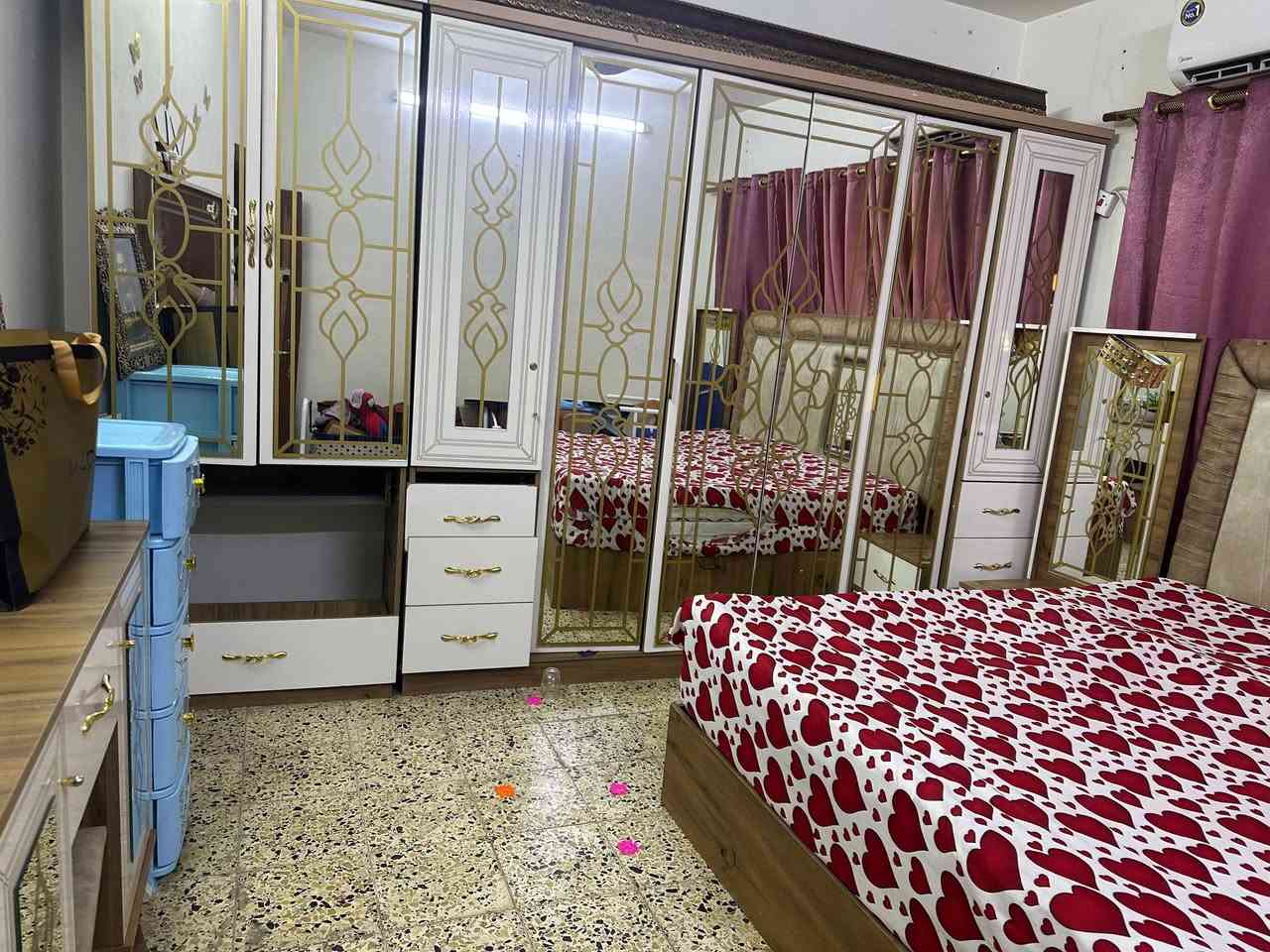 ***********
شراي يراسلني واتساب فقط 
غرفه تركي ٧ قطع وياهه الدوشك هديه بدون ضرر جرارات الكنتور فقط تنشد موجودات السعر ٣٠٠ وبيهه مجال عنوان بغداد الكريعات
