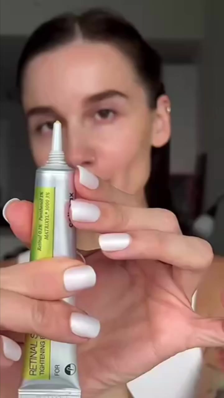 كريم Celimax Retinal Shot ✨
معزز شدّ البشرة ومقاومة الشيخوخة 💛
يحتوي على 0.1% ريتنال نقي + 3% ماتريكسيل 3000 لشد البشرة وتقليل التجاعيد والخطوط.
🔹 يوحد اللون ويخفف البقع
🔹 يصغر المسام وينعم الملمس
🔹 ينشط الكولاجين لبشرة ناعمة ومشرقة
مناسب لكل أنواع البشرة


**إذا كنت صاحب هذا الإعلان وتريد حذفه لأي سبب، رجاءا أرسل رسالة إلى الدعم الفني**