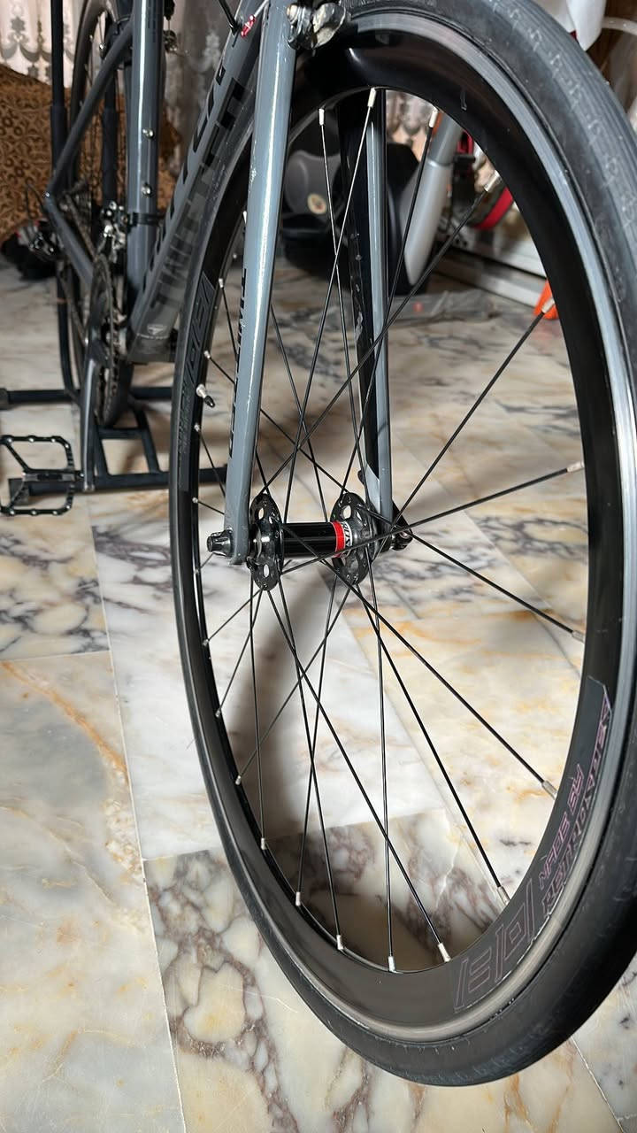 ⚠️ مكلّف بالنشر ⚠️

🔥 للبيع بايسكل رود TWITTER 🔥

📌 النوع: رود
📌 القياس: 28
🎨 اللون: رمادي
📌 الفريم: ألمنيوم + ماشه كاربون
📌 الوايرات: دفن
📌 السرعات: 2×11
📌 نظام السرعات: Brakits
📌 الرتروسبيك: نوع خاص بشركة TWITTER
📌 مبدّل السرعات الخلفي: كاربون
📌 البريكات: أمامي وخلفي شغّالات تمام
📌 الحالة: نظيفه وجاهزه للركوب

🎁 هديه ويا الدراجة:
✔ ستكات أصلية
✔ ستاند

📍 الموقع: كوت – يوجد توصيل
💰 السعر: 560 بي مجال
📞 رقم صاحب الدراجة: ***********4
