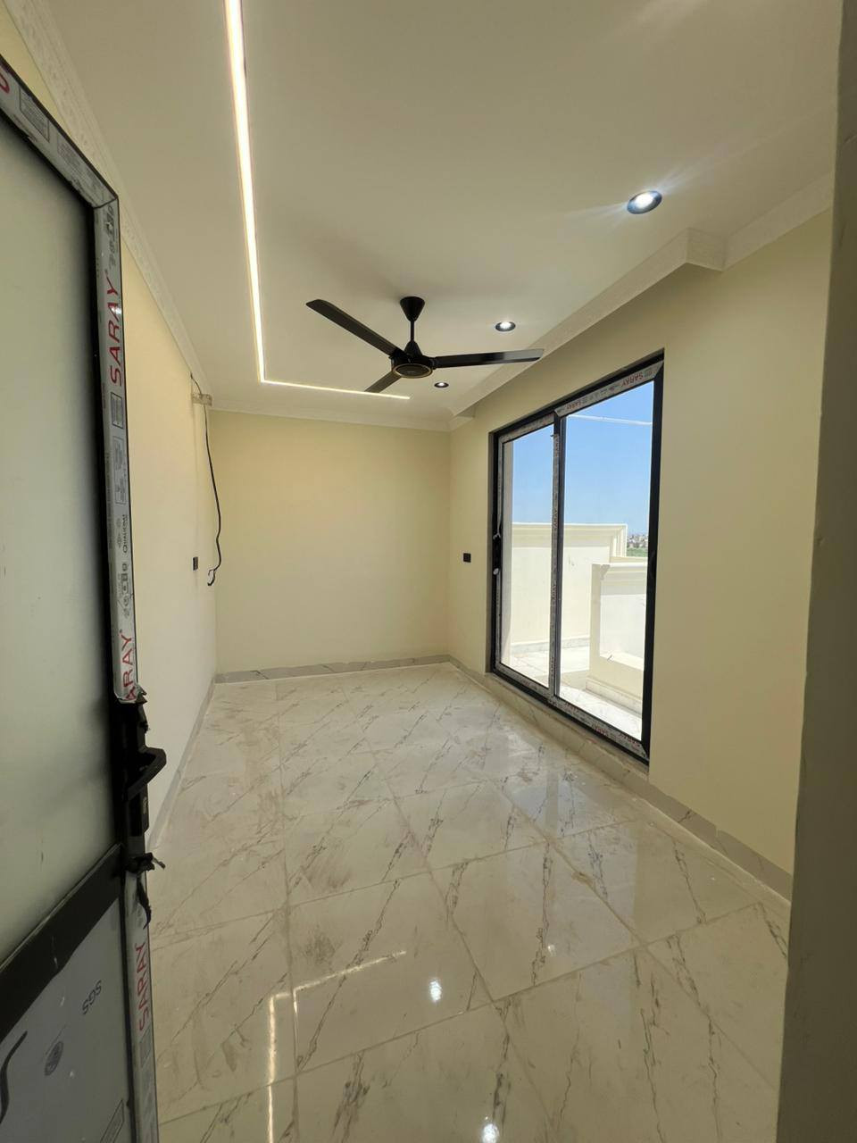 🏡 #دار_للبيع_او_للإيجار — فرصة مميزة في موقع حيوي 🔥
مناسب للعيادات والشركات

📍 الموقع: كركوك – حي الجامعة
الدار صاير على السايدين المقابل لباب الجامعة مباشرة
مقابل أقسام الداخلية للكلية التقنية
وكدام البيت فسحة كبيرة

📐 المساحة: ٢٥٠ متر
📑 الطابو: صرف
🏠 الدار طابقين ونص
✨ البيت بواجهتين

🔹 مواصفات الدار:

▪️ ٧ غرف نوم
▪️ غرفتين نظام سويت
▪️ مجمع صحيات لكل طابق
▪️ مطبخ لكل طابق
▪️ هول لكل طابق
▪️ استقبال بالطابق الأرضي
▪️ تبريد مركزي كامل ومنصوب
▪️ سقوف مغربية للبيت بالكامل
▪️ تأسيس كامل للطاقة الشمسية (باقي فقط النصب)
▪️ تأسيس جاهز لنظام الكاميرات
▪️ حديقة داخلية وحديقة خارجية
▪️ نقاط شحن للسيارات الكهربائية

📞 للاستفسار والمزيد من المعلومات:
***********
***********

#iraq #kirkuk
#sanjakdar
