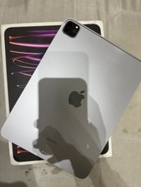 ايباد 11 برو معالج m2 بي ضربة بالضهر خفيفه و ما ماثرة على الجهاز و الش...