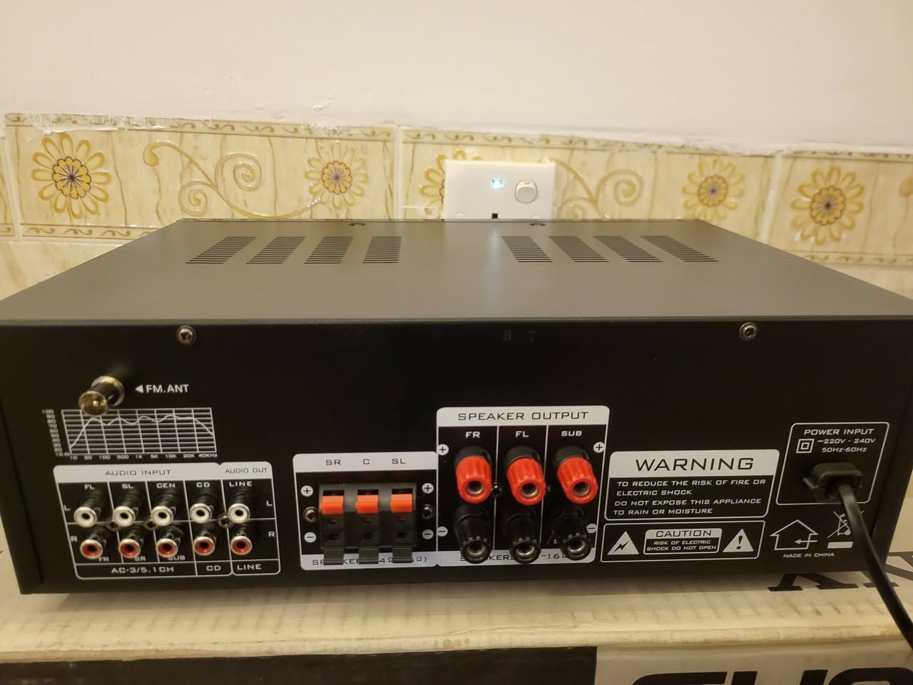 الجهاز هو مضخم صوت منزلي من ماركة Sunbuck، وتحديداً الطراز AV-888BT، المصمم لأنظمة الكاريوكي والترفيه الصوتي.المميزات الصوتية: يدعم هذا المضخم نظام صوت 5.1 قناة، مما يتيح توصيل عدة سماعات.التوصيل: يحتوي على بلوتوث مدمج للاتصال اللاسلكي، بالإضافة إلى مدخلات لبطاقة SD وفلاش ميموري (USB) لتشغيل ملفات MP3.الكاريوكي: يشتمل على مدخلات للميكروفونات مع إعدادات للتحكم في صدى الصوت (Echo) وحجم الصوت الخاص بالميكروفون.الشاشة: يتميز بشاشة عرض ديناميكية مزدوجة تظهر مستويات الصوت وتضيف مظهرًا جذابًا ..... ملاحظة كيجات LED  ليزري.          وسعر 135 الف


**إذا كنت صاحب هذا الإعلان وتريد حذفه لأي سبب، رجاءا أرسل رسالة إلى الدعم الفني**