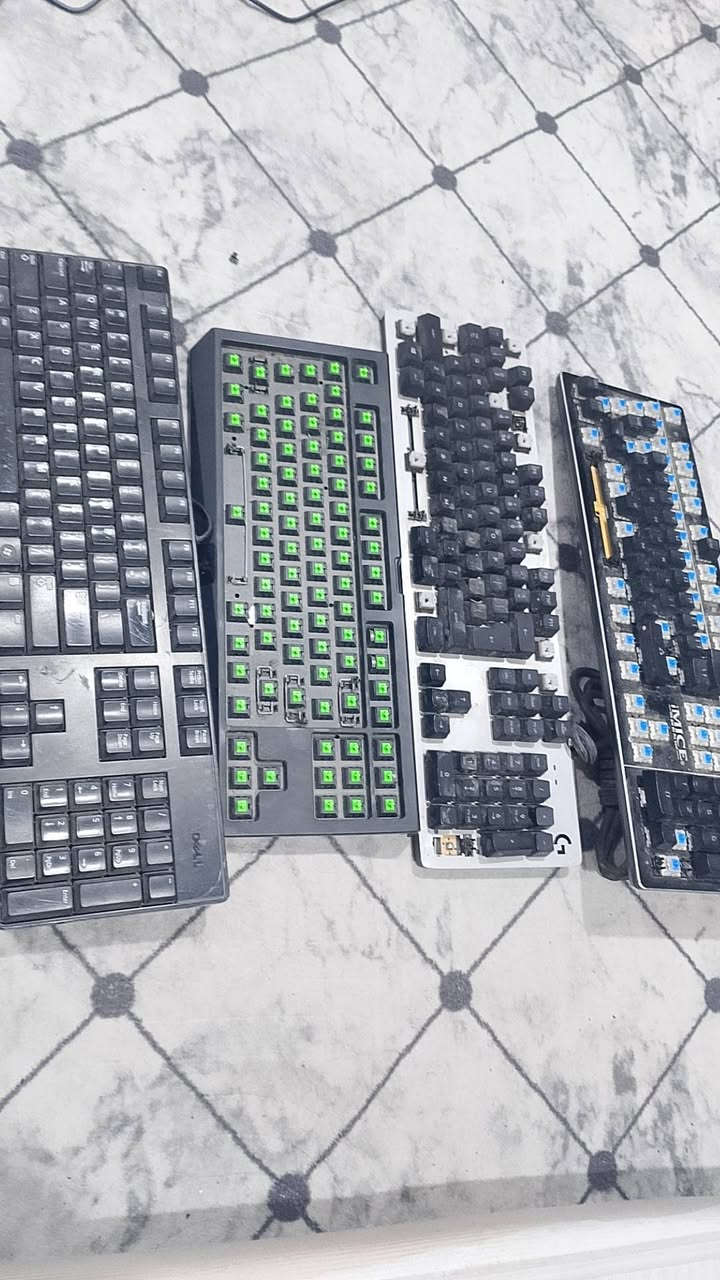 10 كيبوردات كلهن شغالات بيهن ازرار نقص فقط ويحتاج تنضيف وترتيب
+ سماعه وحده لوجتك G. pro شغاله  مابيه اي ملحقات او سفنجات
وبعد ٦ اشياء تواصل وياي ونتفاهم
*********** 
البصره
السعر 70 واكو مجال للشراي
