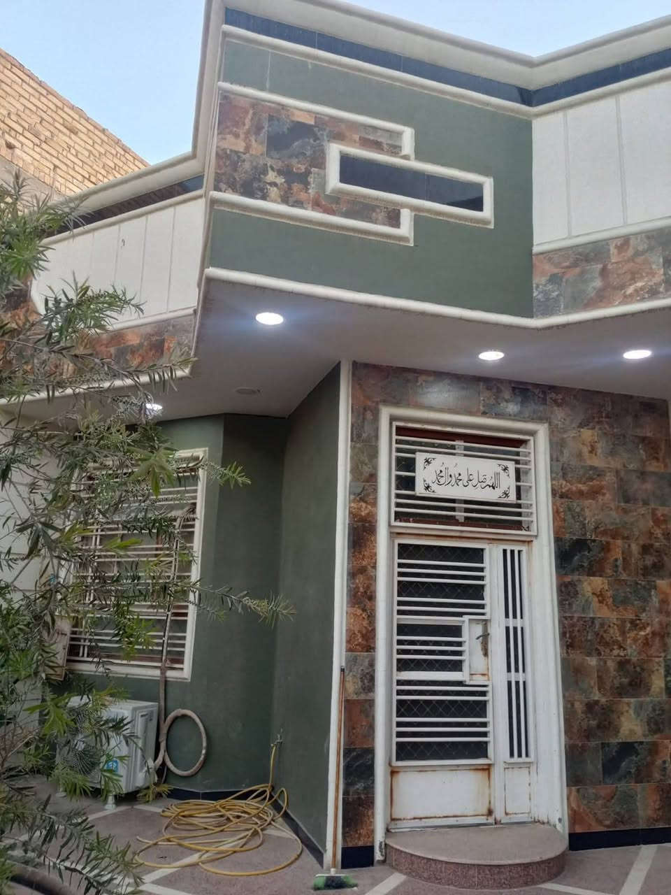 متوفر الان دار سكني #للايــجـار

موقعه الديوانية #خلف_مطعم_حياوي
مقابل المحكمه الجديده 

#البيت_مؤثث_من_كلشي_وجاهز_من_كلشي 

🏠 تفاصيل الدار 

مساحته 400 متر 

الدار يحتوي علئ غرفتين نوم وصاله ومطبخ واستقبال وصحيات داخليه وخارجيه وحديقه 
وطارمه وكراج وصاله فوك  

الاثاث غرفه اخشاب تخم في الصاله تخم في الاستقبال كاونتر طباخ غساله ميز طعام 
سبالت عدد 4 مع غساله صحون وغساله اخرئ مع مراوح سقفيه والبيت جاهز من كلشي 

 

#السعر_خاص
🔺#للاستفسار اكثر الاتصال على الارقام التالية
***********
***********
او مراجعة مـكـتب احـمـد الموسوي للعقار الديوانية حي الجامعة الشارع الرئيسي بداية شارع 15
