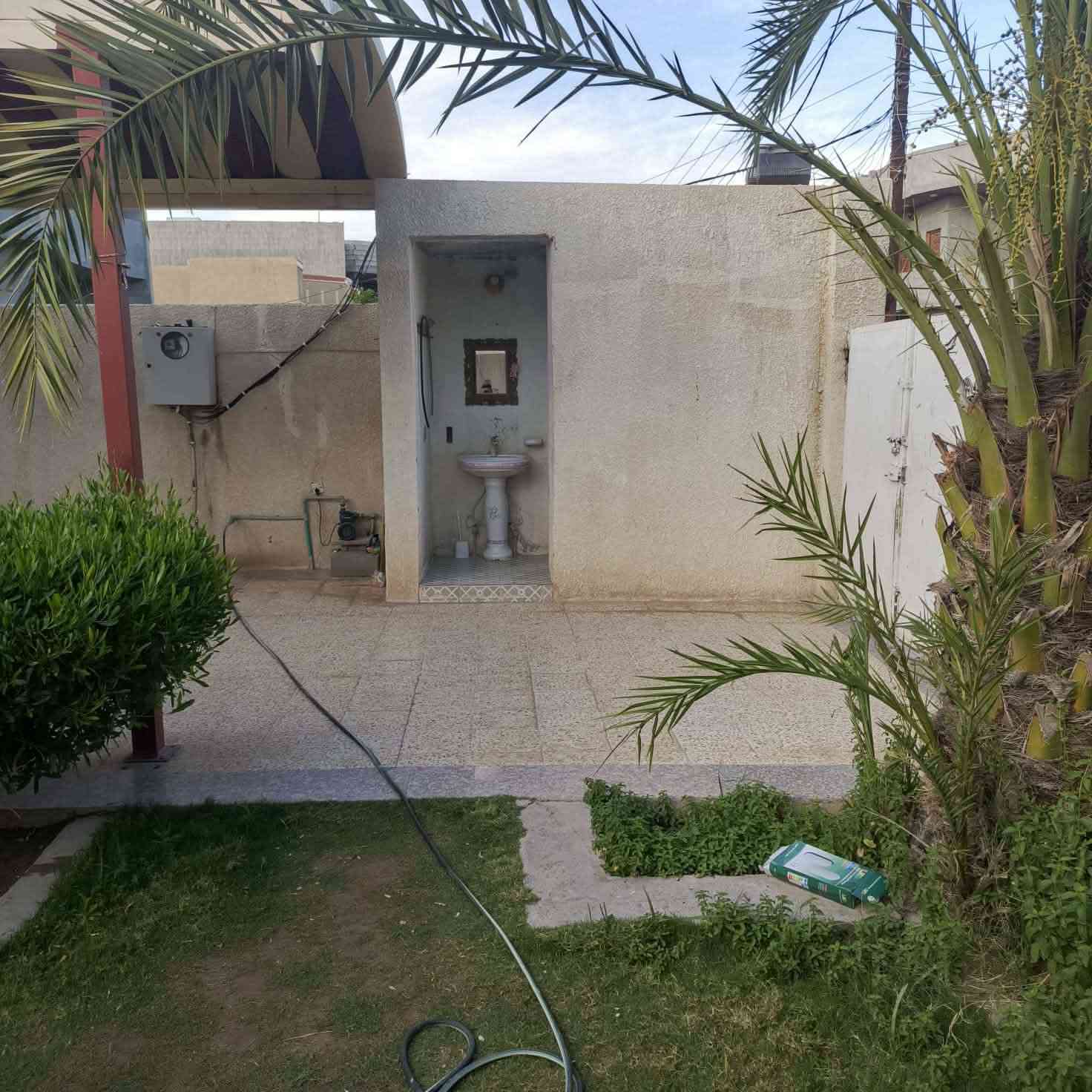سلام عليكم يوجد بيت للبيع ال مساحه 300حي الفرسان قرب جامع صابرين
سعره75وبه مجال 
رقم .***********

