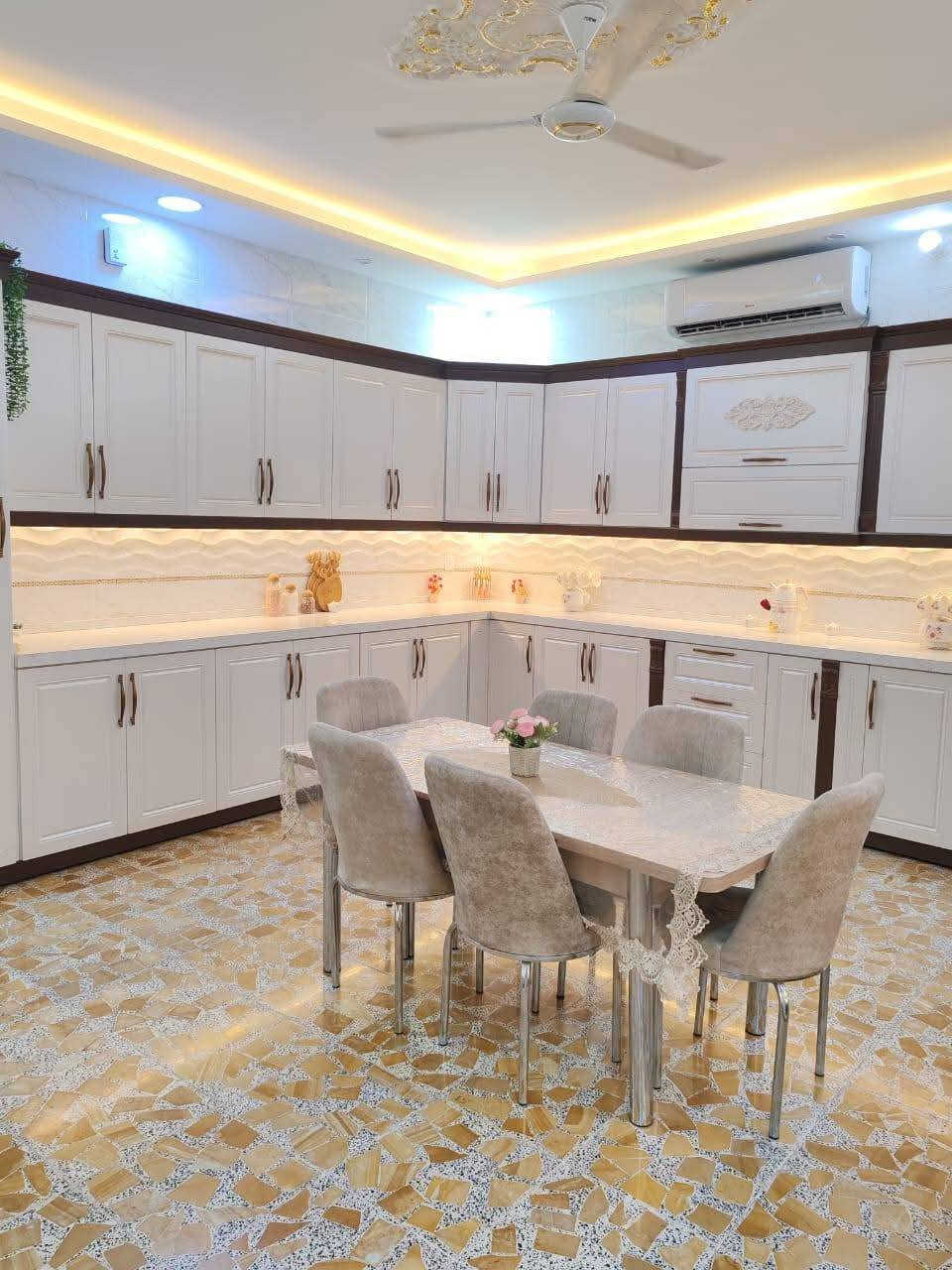 السلام عليكم  دار مساحة 270 متر
مال جناي  مكون من  استقبال مساحة 4×11
ومطبخ بارد مساحة 5 ونص في 5 
ومطبخ حار مساحة متر ونصف في مترين ونصف 
 وصالة  نظام موّزع  مع مدخل حمام ودرج دوار  مساحتها 5×5
حمامات عدد 2 نظام شرقي وغربي
غرف نوم عدد 2 مساحة كل منهما 5ونص ×5
مع منور عدد 2 نظام الحدائق الصناعية مغلفات بسقفيه بلاستيكيا تمنع الاتربه 

وفي الطابق الاعلى صالة كبيره  ومخزن بمساحة مترين ونصف في 3 امتار ونصف
وسطح كبير جداً  مطبگ اشتايگر درجة اولى 

وطارمه الدار  مساحتها عرض 4 وطول 11 متر 
 وحديقة  مساحتها  4 ونص في 4 
ملاحظة  الكاونتر يباع  مع الدار  ..  (كاونتر HDF  والمرمر كوارتز 

علماً الدار  مطلوب  الى مصرف صندوق الاسكان ما يقارب 65 مليون  18 سنة  يكون التسديد كل شهر  330 الف  ( يفيد الموضف  أو اذا كنت تملك كفيل)
  يحول الدار في اسمك

توجد في الدار  اجازة بناء  
 شارع 10..  خامس بيت عن شارع 60

عنوان الدار النجف الاشرف  شارع جامعة الكفيل  خلف الملعب قرب مول ميكال  يمكنكم التواصل عبر الواتساب او الاتصال من خلال الرقم  ***********

عذراً على عدم ذكر السعر في المنشور تواصلو معي واكون في خدمة المشتري
