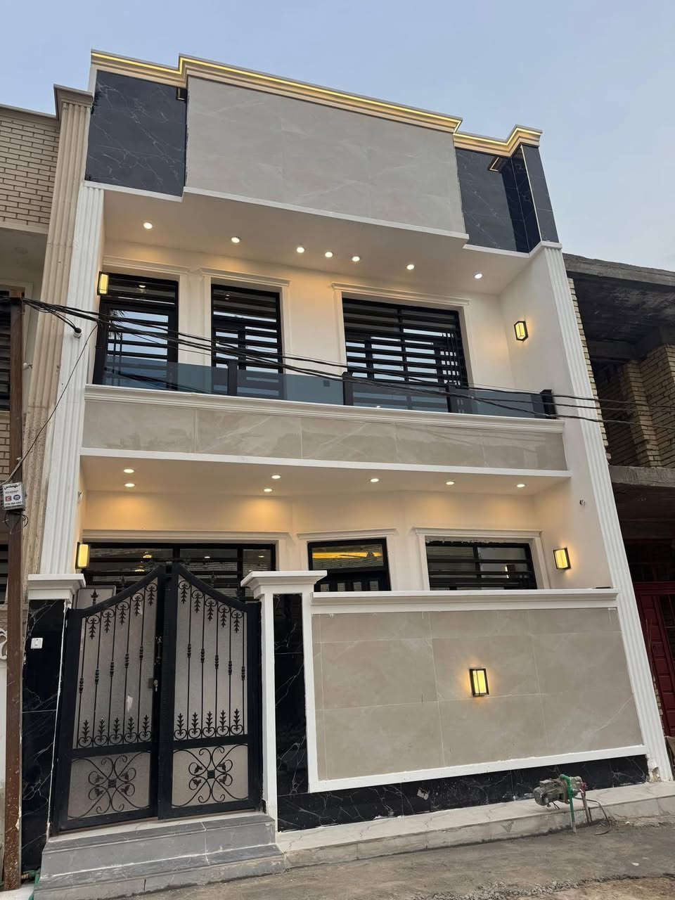 السلام عليكم
دار للبيع جديد بناء حديث 
المساحه ٦٨متر
واجهه ٦.٥مدخلين 
نزال سليم قرب أسواق أبو زهراء 
للاستفسار ***********
