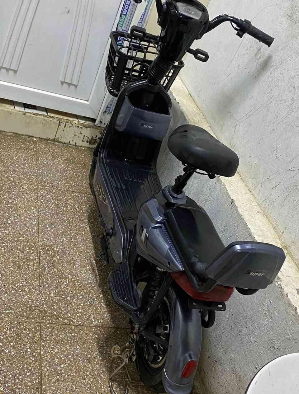 السلام عليكم
باسكل شحن للبيع 

حجم وسط

بطاريات مستبدله نوعيه اصليه

سرعه توصل ٦٠

الباسكل مابي اي شي .

سعر ٣٠٠ وبي مجال 

العنوان :حله نارد ٢

للتواصل والاستفسار خاص 
و ***********
