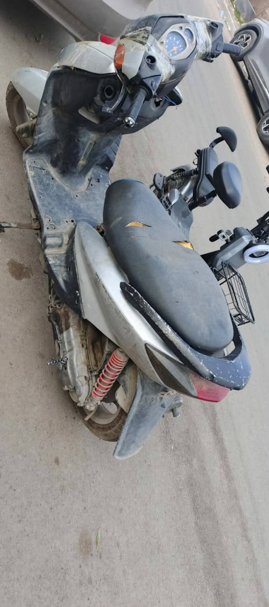 سلام عليكم شباب سكنس نثيا يابني 140 للبيع الدراجه بس كابريتر يحتاجله  وتشتغل السعر 325 وبيها شي قليل الرقم *********** المكان بغداد شارع فلسطين
