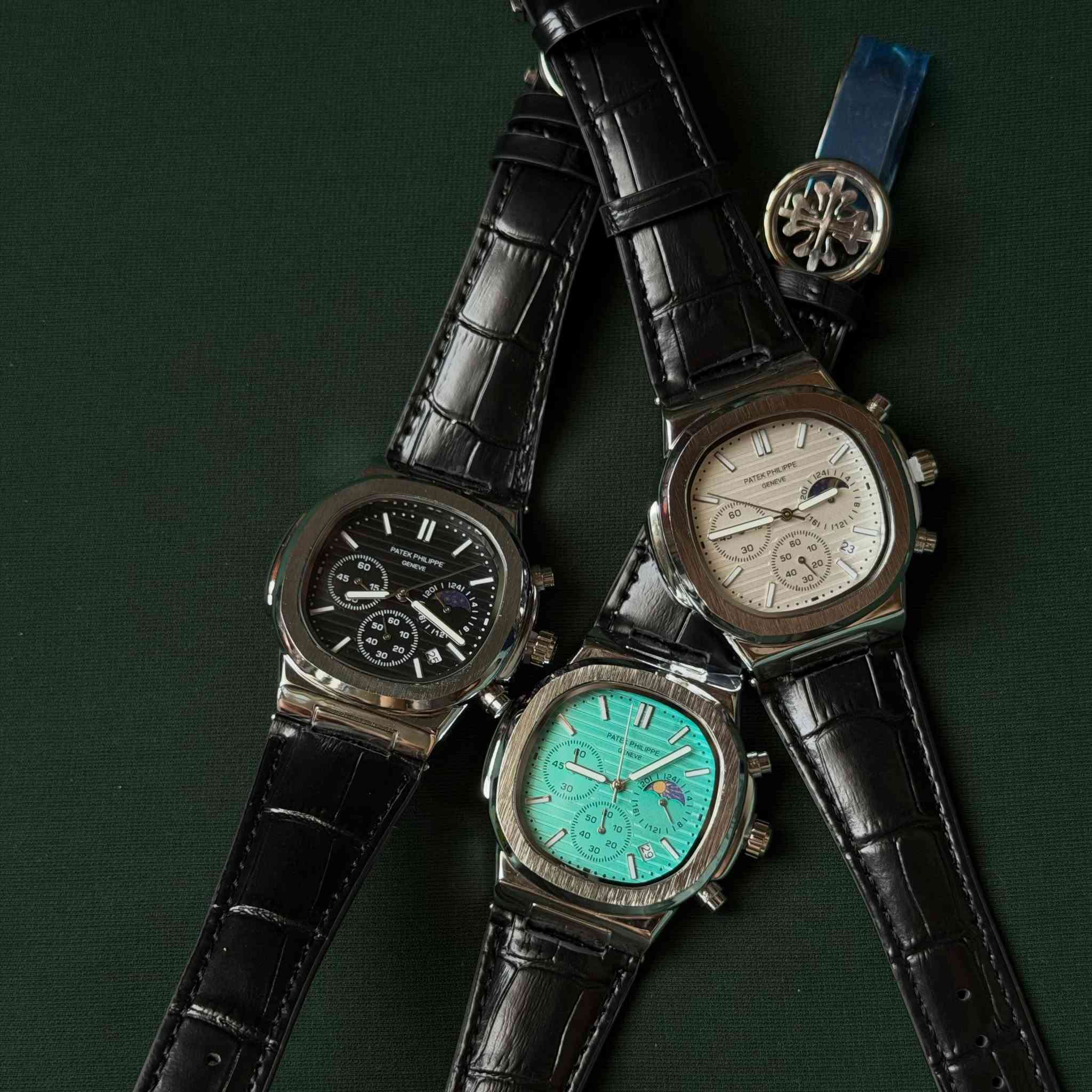 دكّة_الساعچي ⌚️
 .
طقم الاناقة توفر ✨
ساعة Patek Philippe مع محفظة جلد تفاصيل لوك مرتب في كل زمان ومكان 🔥
خامات مرتبة 
تصميم سبورت انيق 
مناسب للهدايا ✨
تفاصيل الساعة :
باتيك فيليب مكينة مكينة ياباني بامتياز
سوبر ماستر اصلي بضمان حقيقي مع كامل ملحقاتها
حركة ميكانيكية اوتوماتيكية 
السوار جلد طبيعي فاخر بلون اسود وبني 
مقاومة للماء 
سعر الساعة مع كافة الملحقات وكارت الضمان 55🔥 والتوصيل مجاني 🔥
سعر المحفظة 20 مع التوصيل 🔥
للحجز والاستفسار دايركت او على الواتساب 
يتوفر توصيل لجميع المحافظات 🚚
#العراق  #viral #trending #reels #luxury


**إذا كنت صاحب هذا الإعلان وتريد حذفه لأي سبب، رجاءا أرسل رسالة إلى الدعم الفني**