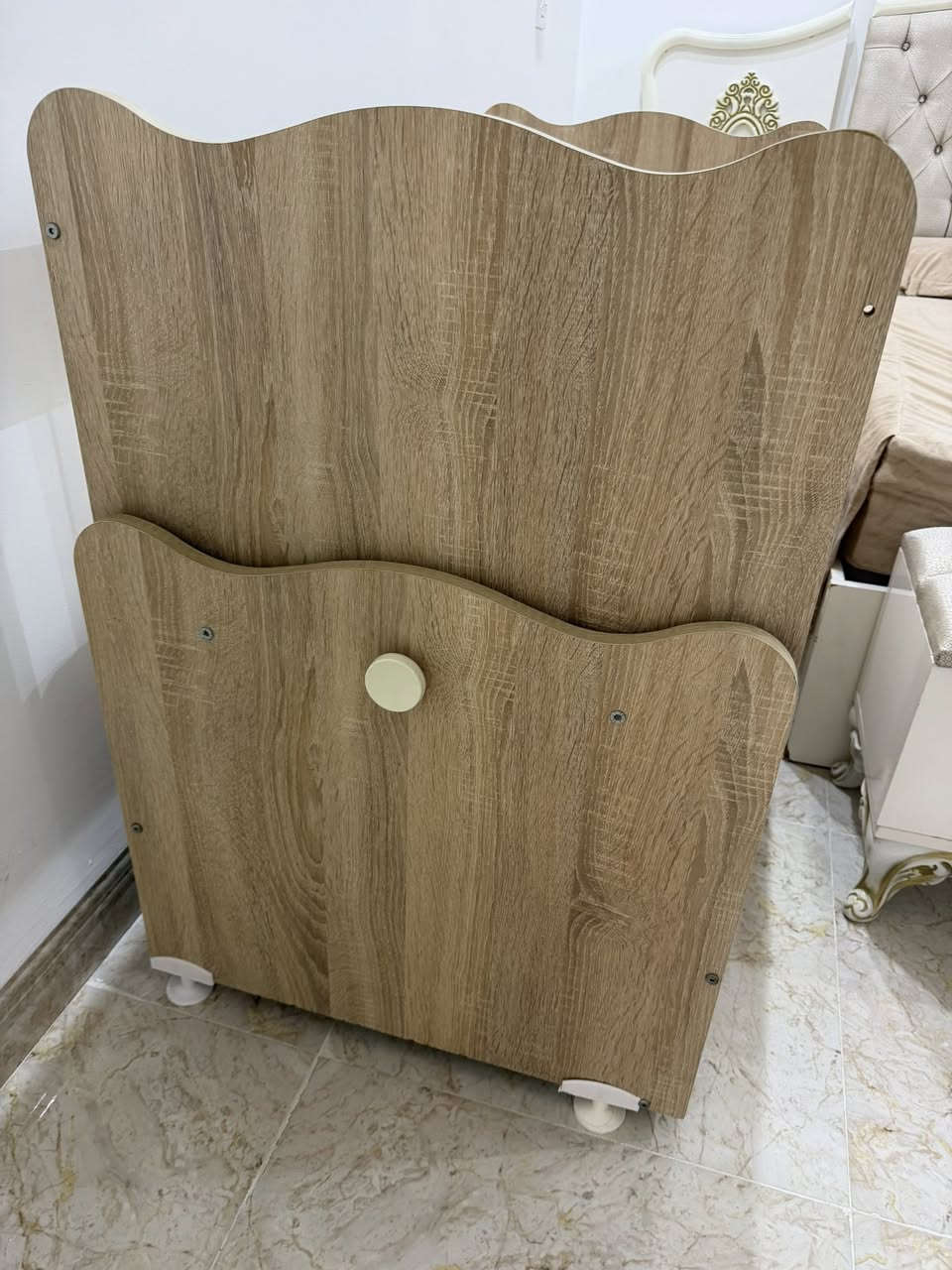 سرير للبيع لحد عمر 6سنوات يصير متحرك وثابت مع دوشك قليل مستعمل الي شراي يخابر هذا رقم *********** عنوانه كركوك
