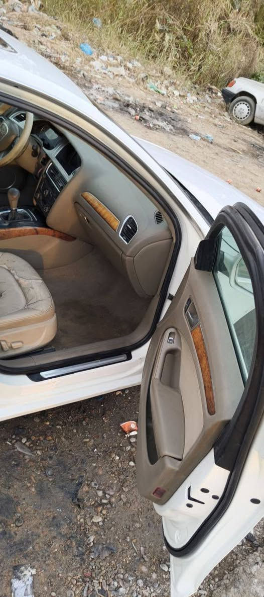 سلام وعليكم
اودي 2011 A4 للبيع او للمراوس وسعره جوه سوك بهواي اني ماخذه ب125 وهسه اريدها 70 

سياره فول 1/1 

بدون حادث واي ضرر فقط قطه صبغ 

سياره بيه مشكله العقل مال بصمه والبصمه واكفه 

رقم اربيل مصفره غرامات تحويل ثاني يوم 

واي نقص مابيه كله جاهزه بس عقل وبصمه تشتغل 

العنوان بغداد 

الرقم ***********
