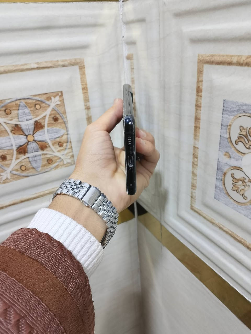 S 21. للبيع الترا 
_ ذاكرة 256
_ رام 12 
_ البطارية 5000
_ مع الكارتون + الكفرات 2 
_ السعر 350 وبي مجال للطيبين
_ مكاني الموصل الايسر
_ غير متواجد ع الفيس 
_ *********** _ ( متوفر واتساب)
