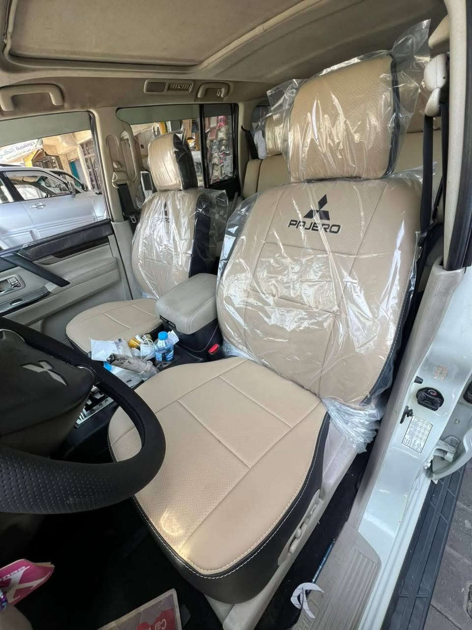 السلام عليكم دوشمه الامبار لكافة انواع السيارات تغليف الكشنات جلد ياباني اصلي بجميع الئلوان تغليف رياضي ساده بلادي ومتوفر شغل القطع وتغليف الئبواب ولئرضيات فرش جلد وعازل صوت وتغليف السقوف متوفر بجميع الئلوان العنوان الرمادي التئميم قرب مطعم حجي باسم الاستفسار ***********
