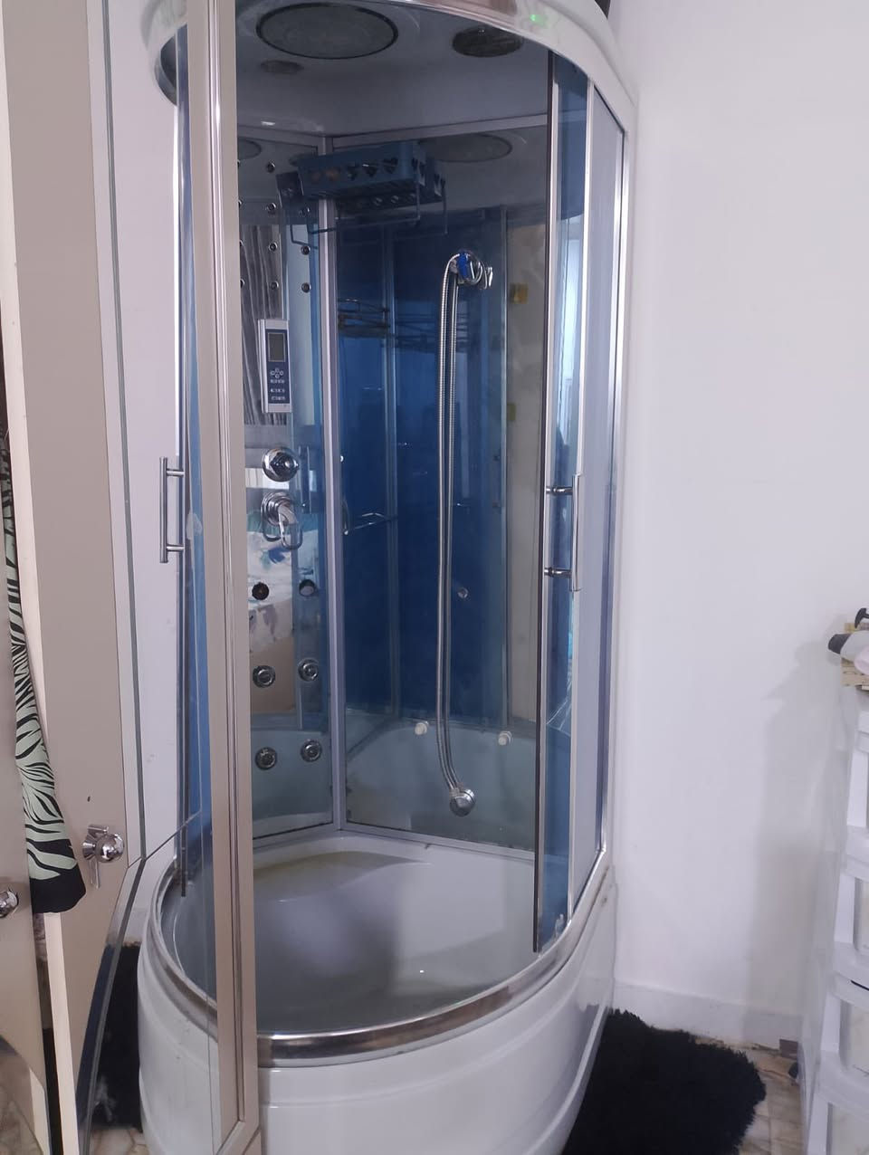 للبيع حمام تركي قياس ٩٠*٩٠ شغال ما بي شي موسيقى شغاله و٣ انواع دوش جانبي ومن الاعلى ومتحرك السعر ٥٠٠ وبي مجال تواصل ماسنجر او واتساب واتصال على الرقم التالي ***********
