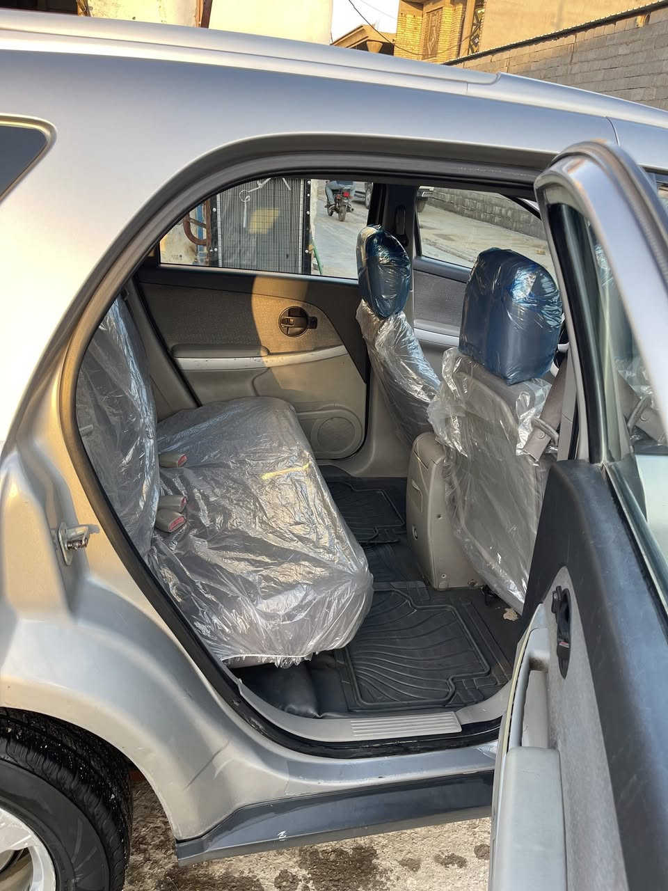 سلام عليكم شوفر ليت كوينكس للبيع سياره كبل للشارع ولا نقصه كلشي حداديه خلفيه اماميه جديدات لووك سياره مصروف عليه هواي ادامه كامله نوزلات بلكات واير بلكات سلف جديد باتري جديد كللله جديد تخم تاير  سياره انضف من الصور بيه البنيد مبدل وجاملغ السايق بيه بارد شبر ولبقيه كفاله عامه سياره معروضه 75 وبيه مجال للستفسار *********** ما متواجد بس اتصال
