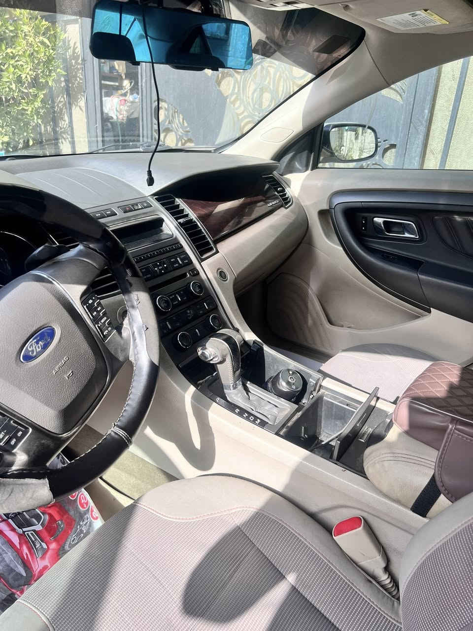 السلام عليكم
فورد تورس ٢٠١١ خليجي شركه نيفا  اللون ابيض سلايد روف 
رقم بغداد 
السياره مكفوله من الضربه والصبغ 
سبير منازل لحد الان بل جيس 
السياره تخم تاير جديد 
السياره عليها ادامه كامله يم الاستاذ سيف الفضلي كل ٦ اشهر 
بلكات تخم جديد 
نوزلات جديد
قاعده فيتبم و فيتبم جديد 
دسكات تخم جديد + ضمان ٤٠ الف كيلو متر
صدر امامي جديد 
فلنجات تصفير جديد 
باتري من تاير مول جديد + ضمان 
السياره فتحه + كاميرا خلفيه + حساس خلفي +مانع انزلاق +تحكم ستيرن + ماشيه ١٥٥ الف ميل + تسحك بانزين عادي + دوانز تنساه
وياها هديه زوج تاير القديم مالتها 
استخدام السياره فقط للدوام وللبيت 
عارضها ١١٦ وبها مجال شي بسيط 
تحويل ثاني يوم 
للاستفسار 
***********
***********
