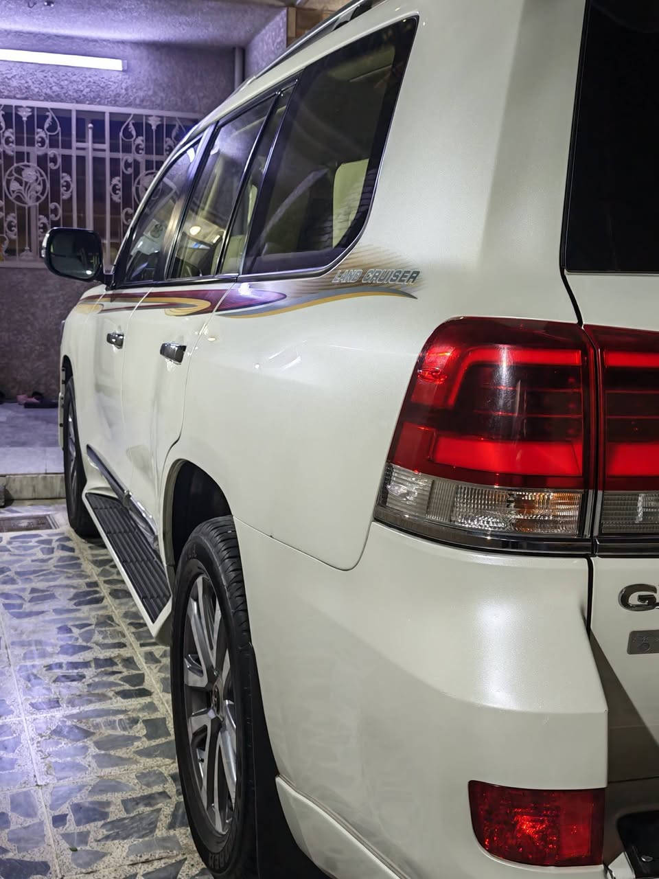 سلام عليكم 
لاندكروز وايت ادشن 2017 سياره نضيفه جدا تخم تاير دلووب رقم سليمانيه باسمي تحويل مباشر فوول مواصفات مكاني بغداد الكاماليه ***********
