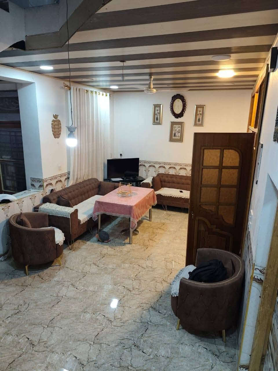 بيت للبيع طابقين مع في حي جامعه قطع معمل سمنت بيت طابو صرف مطلوب لدوله ١٣ مليون بيت يتكون من صاله واسعه واستقبال ومطبخ حار وبارد و٢ غرف نوم بطابق الأرضي و ٤ غرف نوم ب طابق الثاني معه صحيات ثنين في الطابق الأول والثاني البناء حديث جدا وسعره مناسب يرهم بيع فقط ويرهم مراوس معه فرق يرهم مراوس بيت أو دونم او او دونم معه بيت لتواصل والاستفسار ***********
