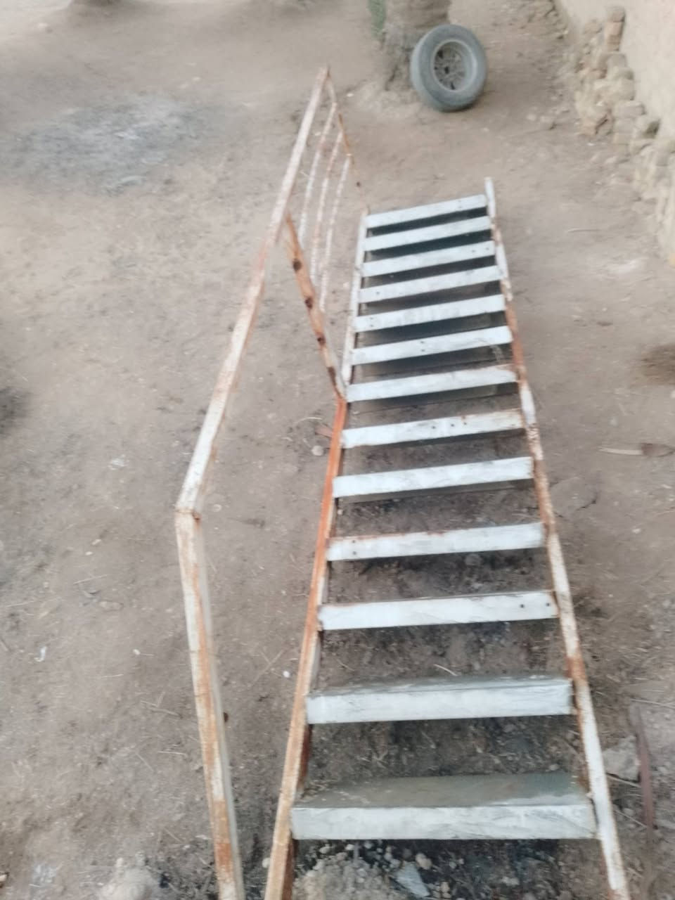 السلام عليكم درج للبيع طول اربعه متر ونص سعره 175 وبي مجال مع شاشه نوعيه ال جي شغاله ونضيفه انطيها على الفحص سعرها 75 وبيها مجال العنوان بابل النخيله الغربيه للاستفسار الاتصال على الرقم *********** الرقم بي واتساب
