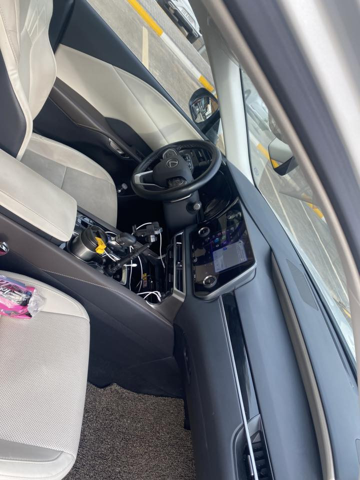 السلام عليكم 
للبيع لكزس RX موديل 2024 ابيض  هايبرد وكاله خليجي بحاله الوكاله مكفوله ماشيه 25 الف كيلو متر فتحه سقف جلد كراسي كهرباء داخل اوف وايت السعر 46.000$ 
الاتصال ***********
