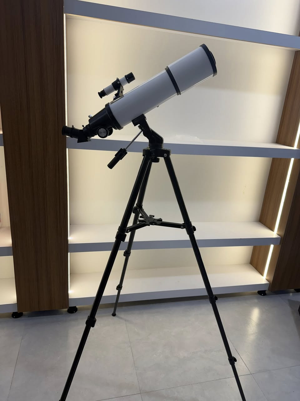 تلسكوب جديد ما مستعمل هو ملحقاته كامل ابيعا يل يريده يدخل خاص وتساب ***********
