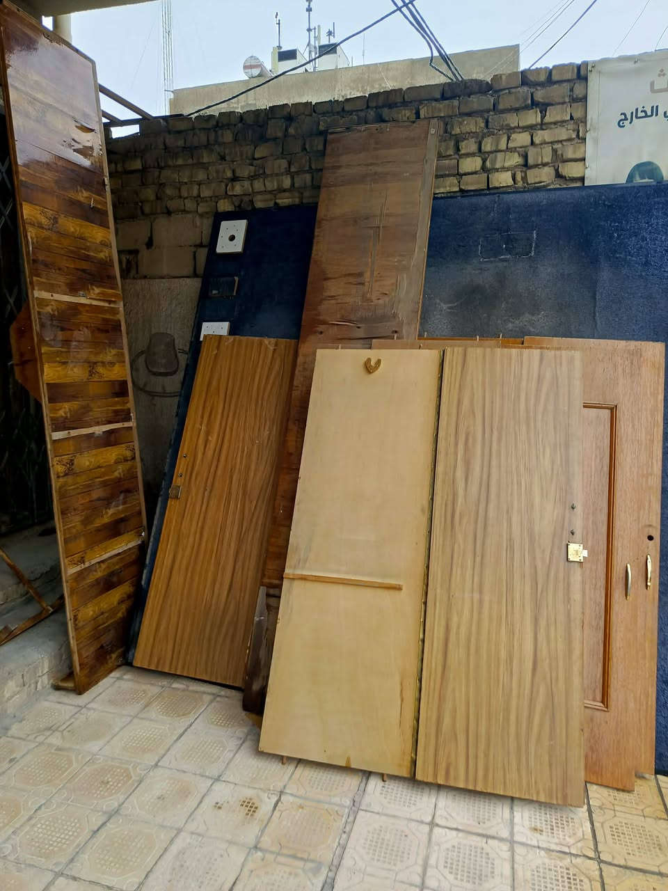 سلام عليكم شباب غرف اخشاب للبيع الصاج القديم ثكيله كلش غرف نضيفه نقصها جربايه الكنتور 5 ابواب سعرها 400 وبيها مجال وعندي كنتور مو ويه الغرفه 4 ابواب هم نضيف بس نقصه ضهر ويدات انطيك ويا معاكسات يترتبن يصيرن ضهر للاستفسار *********** مكان بغداد
