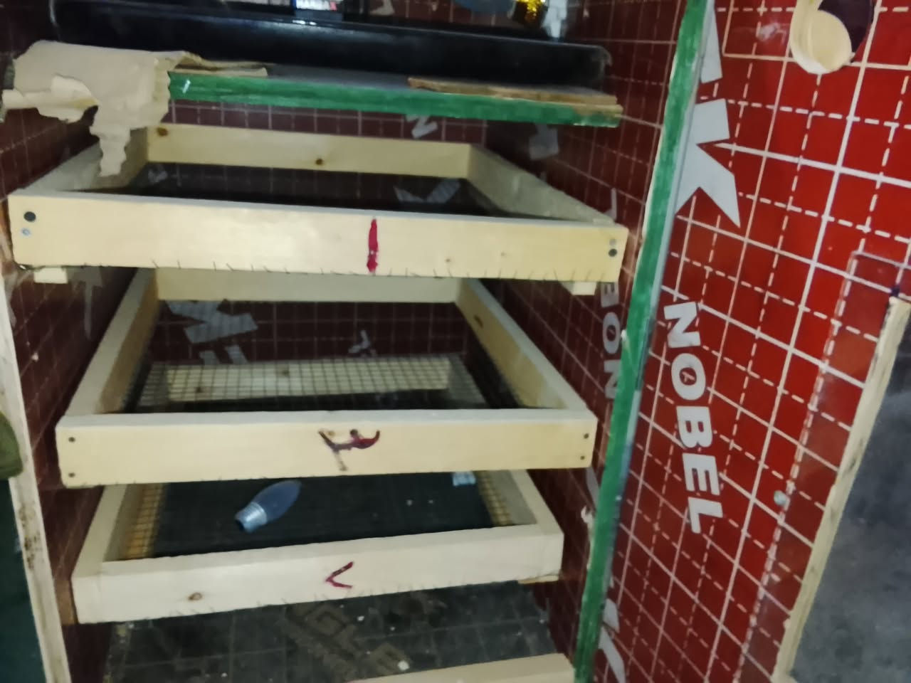 مفقس للبيع يقضب تقريبا 300 بيضه باربع ارواف اريده ب 140' رقم ***********
